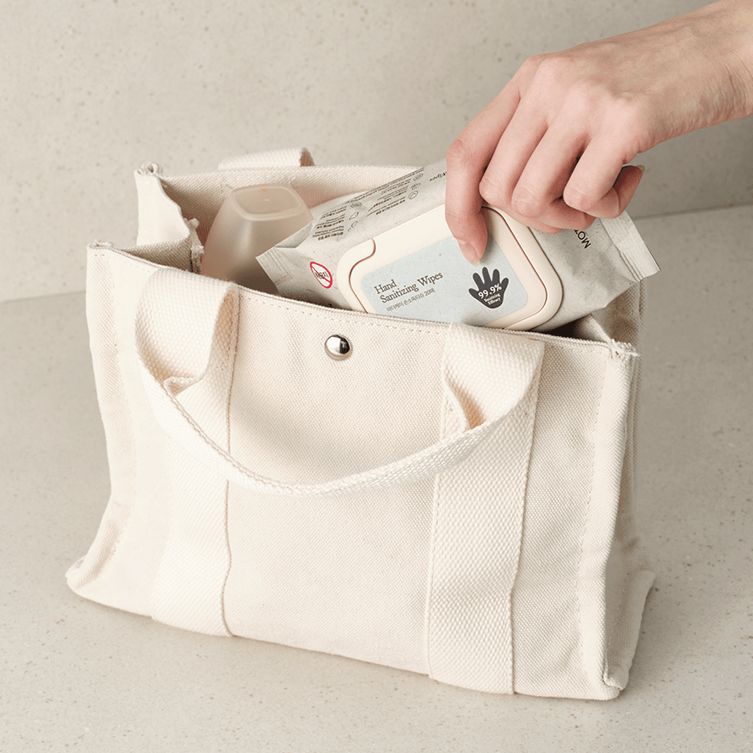 Hand-sanitizing-wipes-3