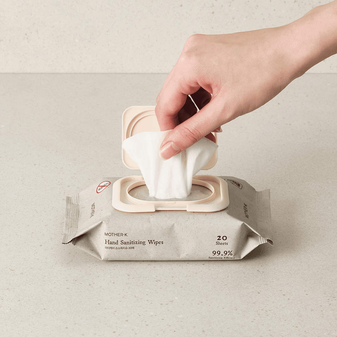 Hand-sanitizing-wipes-4